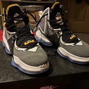 Lebron 19 (lakers) size 11.5
